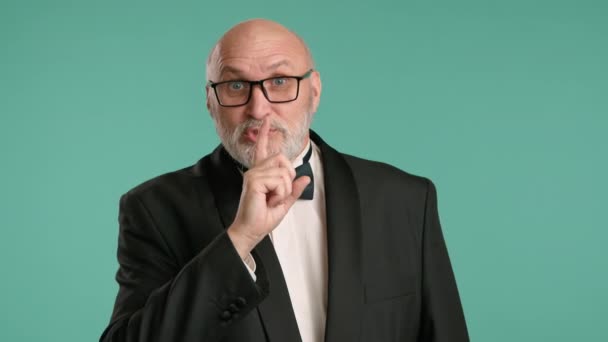 Ein Gut Gekleideter Herr Schwarzen Smoking Legt Einen Finger Seine — Stockvideo