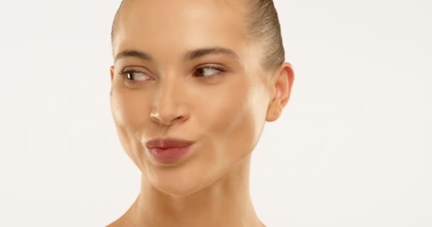 Zbliżenie Portret Pewnej Modelki Naturalnym Makijażem Wyraźną Skórą Zrelaksowanym Wyrazem — Wideo stockowe