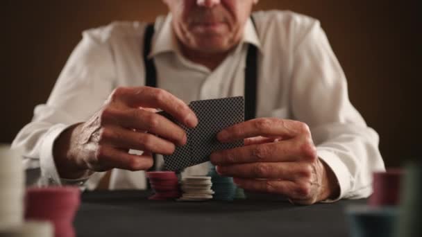 Poker Oyunu Kartları Tutan Bir Adamın Elini Kapat Gergin Kartları — Stok video