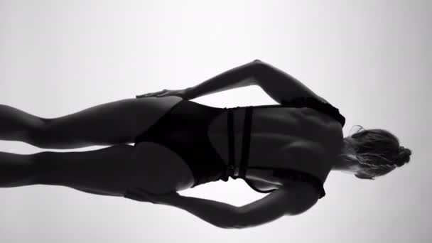 Αυτό Κάθετο Βίντεο Μια Γυναικεία Σιλουέτα Τονίζεται Αισθησιακά Από Φωτισμό — Αρχείο Βίντεο