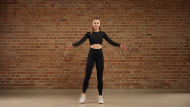 Bir Fitness Eğitmeninin Dinamik Isınma Rutini Katılımcıları Esneklik Dayanıklılığı Artıran — Stok video
