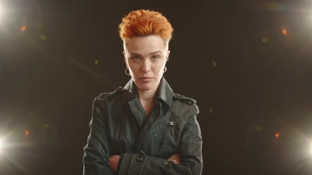 Seorang Lesbian Yang Terinspirasi Dari Batu Dengan Potongan Rambut Merah — Stok Video