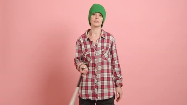 Pewny Siebie Młody Człowiek Wyrażający Androgyny Ubrany Zieloną Czapkę Koszulę — Wideo stockowe