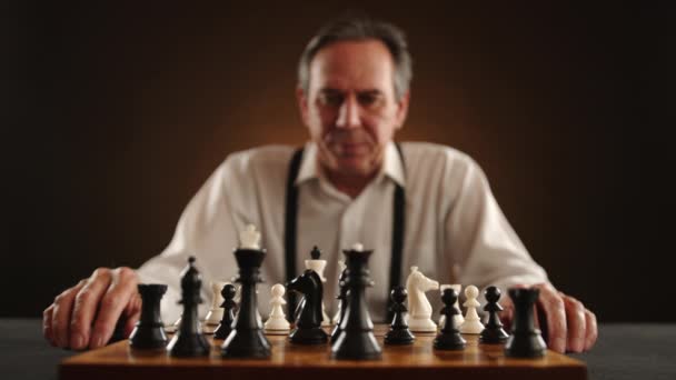 Созерцательным Взглядом Старший Шахматист Колеблется Прежде Сделать Шаг Обдумывая Свою — стоковое видео