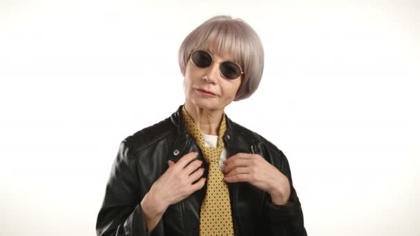 Módní Seniorka Kulatých Slunečních Brýlích Elegantní Kožené Bundě Vyzařuje Chladnou — Stock video