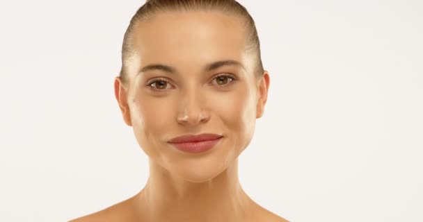 Portret Oszałamiającego Modelu Nienagannym Makijażem Świecącą Skórą Subtelnym Naturalnym Wyglądem — Wideo stockowe
