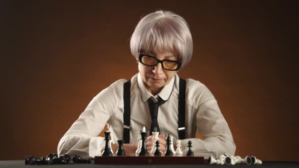 Eine Ältere Frau Tiefer Frustration Die Dramatisch Schachfiguren Vom Brett — Stockvideo