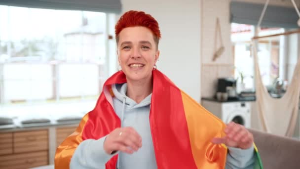 Chwytając Delikatny Moment Para Lesbijek Tworzy Symbolem Serca Dłońmi Okrytymi — Wideo stockowe