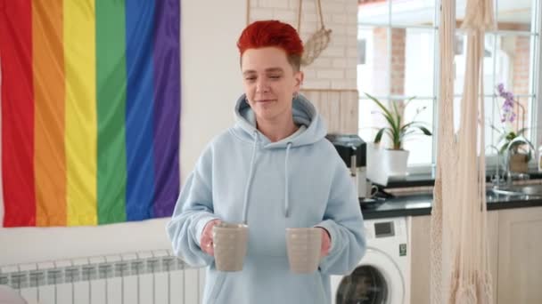 Eine Zarte Morgenszene Spielt Sich Als Eine Frau Blauen Kapuzenpulli — Stockvideo