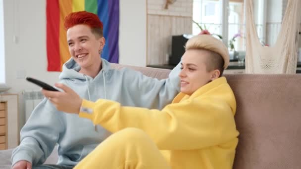 Couple Lesbiennes Détend Sur Canapé Partageant Moment Joyeux Regardant Télévision — Video