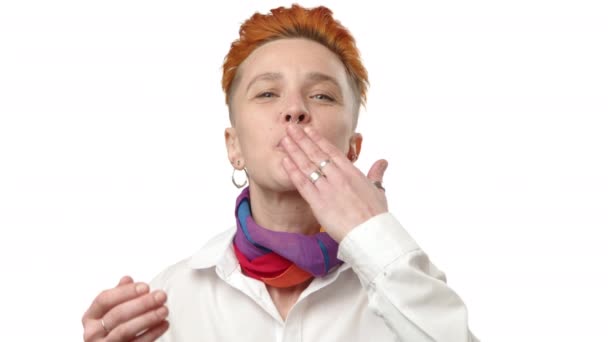 Ликующий Лгбт Активист Радужным Шарфом Посылает Игровой Воздушный Поцелуй Камеру — стоковое видео