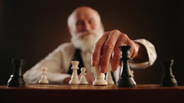 Напряженный Момент Шахматах Пожилой Человек Созерцает Быстро Удаляет Фигуру Противника — стоковое видео