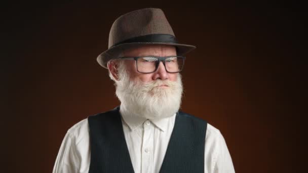 Con Una Mirada Firme Anciano Gafas Comunica Claro Través Guiño — Vídeo de stock