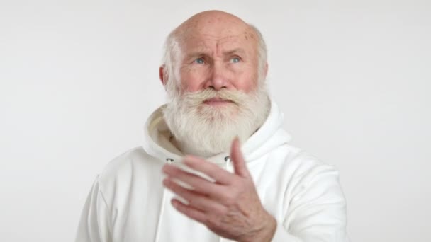 Esta Grabación Anciano Con Una Barba Clara Una Sudadera Blanca — Vídeos de Stock