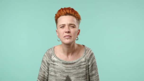 Zaostřená Lesba Ohnivými Zrzavými Vlasy Šilhá Snaží Dálce Něco Zahlédnout — Stock video
