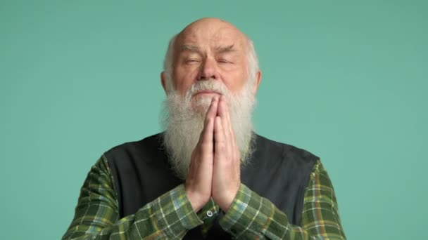 Vieil Homme Cher Joint Les Mains Dans Une Pose Prière — Video