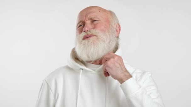 Video Depicts Elderly Man White Hoodie Wiping His Forehead Showing — Stock Video