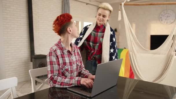Insvept Filt Prydd Med Amerikanska Stjärnor Njuter Ett Lesbiskt Par — Stockvideo