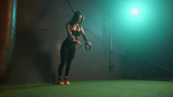 Eine Fokussierte Frau Nutzt Trx Federbänder Für Ein Ganzkörper Training — Stockvideo