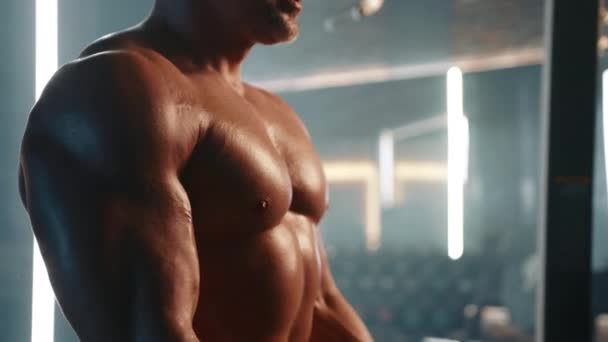 Dans Éclairage Artificiel Salle Gym Homme Concentré Est Capturé Faisant — Video