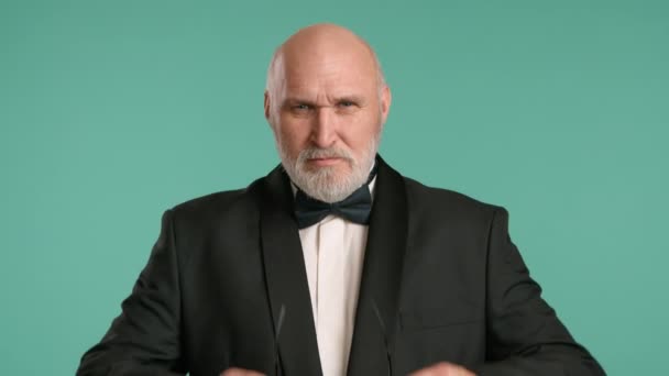 Empresário Sênior Experiente Com Uma Barba Prata Coloca Cuidadosamente Seus — Vídeo de Stock