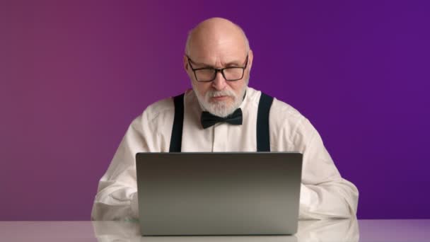 Starszy Pan Skupia Się Uważnie Ekranie Laptopa Sporadycznie Zatrzymując Się — Wideo stockowe