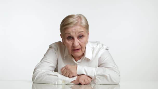 Funny Intelligent Woman Years Sitting White Studio White Table Raising — Stock Video