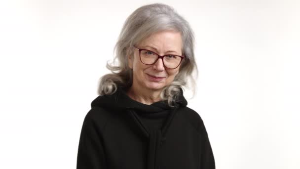 Una Anciana Animada Con Gafas Saca Juguetonamente Lengua Llena Vida — Vídeos de Stock
