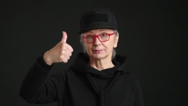 Eine Ältere Frau Mit Brille Und Hut Zeigt Begeistert Ihre — Stockvideo