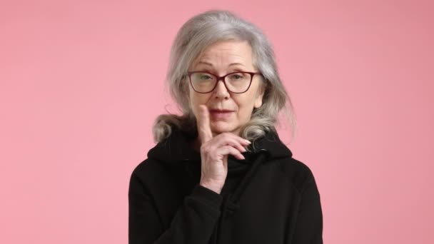 Una Donna Anziana Trova Morbido Sfondo Rosa Mani Sollevate Gesto — Video Stock