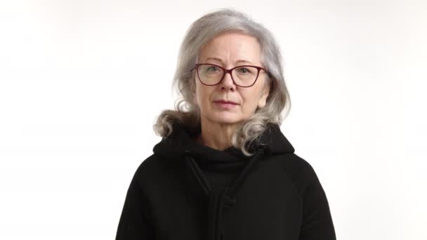 Μια Στοχαστική Ηλικιωμένη Γυναίκα Που Φοράει Γυαλιά Συλλαμβάνεται Μια Σοβαρή — Αρχείο Βίντεο