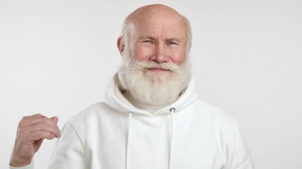 Ein Älterer Mann Weißem Kapuzenpulli Macht Freudig Eine Geste Mit — Stockvideo