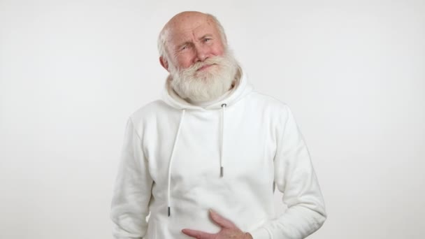 Tym Nagraniu Widać Starszego Mężczyznę Białej Bluzie Kapturem Trzymającego Się — Wideo stockowe