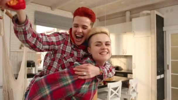 Två Lesbiska Delar Ett Lekfullt Ögonblick Hemma Ridande Gris Den — Stockvideo