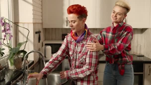 Něžná Chvíle Odvíjí Když Jedna Žena Umývá Nádobí Její Partnerka — Stock video