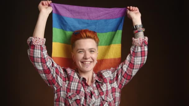 Rozpromienionym Uśmiechem Radosna Lesbijka Trzyma Nad Głową Barwną Flagę Dumy — Wideo stockowe
