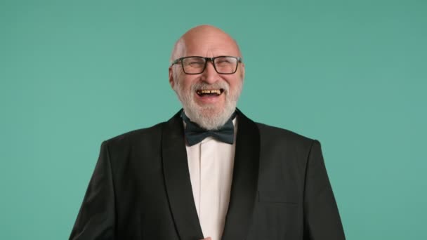 Веселый Пожилой Человек Выдающейся Седой Бородой Очками Излучающий Тепло Радость — стоковое видео