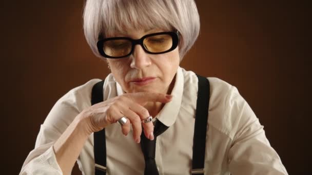Starsza Kobieta Okularach Pewnie Chwyta Przeciwnika Szachownicy Pokazując Jego Strategiczne — Wideo stockowe