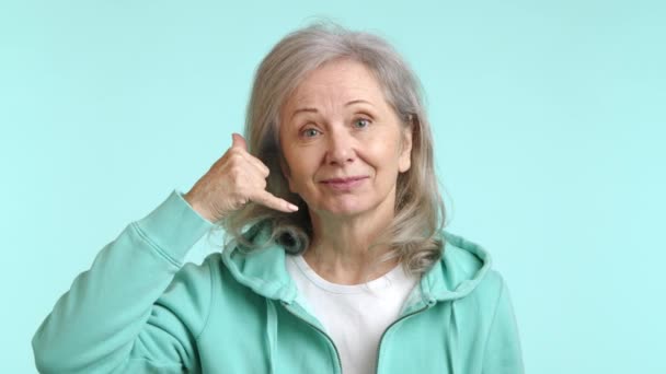 Eine Lächelnde Ältere Dame Einem Erfrischend Mintfarbenen Kapuzenpullover Ruft Mich — Stockvideo