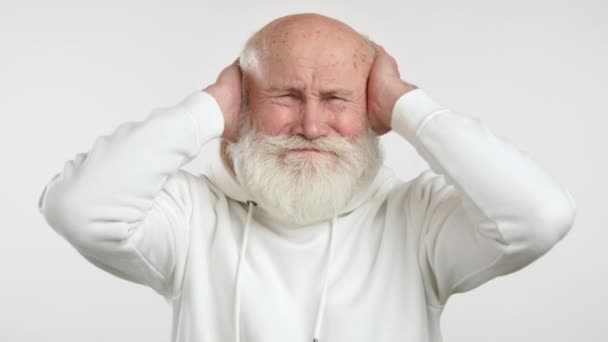 Tomto Videu Postarší Muž Bílé Mikině Šklebí Zakrývá Uši Rukama — Stock video
