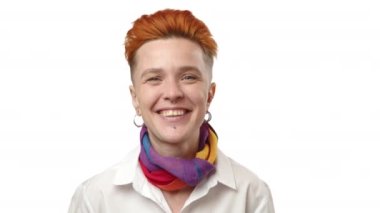 Kırmızı-turuncu saçlı, güçlü ve neşeli bir LGBTQ şahsiyeti, gururla boynuna gökkuşağı eşarbı takıyor, sade beyaz bir arkaplana karşı pozitiflik ve güven yayıyor..