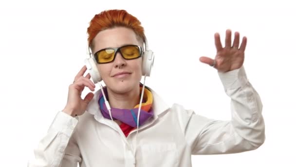 Rudowłosa Lesbijka Zatraca Się Muzyce Nosząc Duże Słuchawki Żółte Okulary — Wideo stockowe