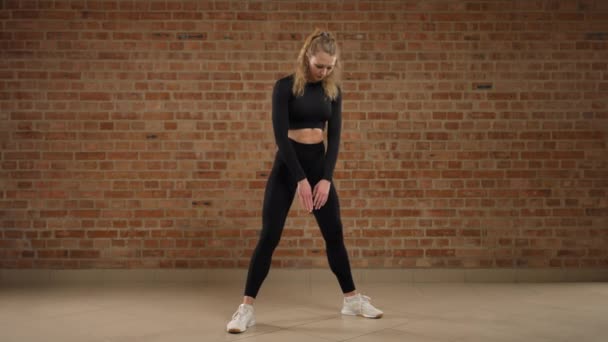 Pokazując Swoją Ekspertyzę Specjalistka Fitnessu Uczy Ciężaru Ciała Dobrze Oświetlonym — Wideo stockowe