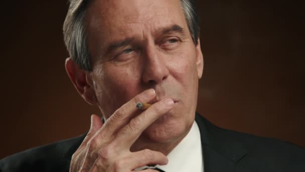 Ein Geschäftsmann Mittleren Alters Raucht Dramatischer Beleuchtung Eine Zigarette Atmet — Stockvideo