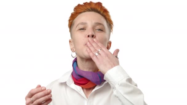 Activista Lgbt Jubiloso Con Una Bufanda Arcoíris Envía Beso Aire — Vídeos de Stock