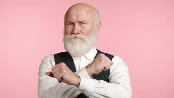 Ein Älterer Mann Mit Resolutem Gesichtsausdruck Steht Mit Verschränkten Armen — Stockvideo