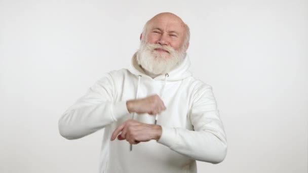 白いフードのエネルギーに満ちた高齢男性が喜んで踊り 彼の腕を白い背景に積極的に動かしました カメラ Raw — ストック動画
