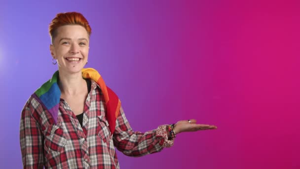 Seorang Lesbian Ceria Dengan Pakaian Kasual Menunjuk Ruang Kosong Dengan — Stok Video