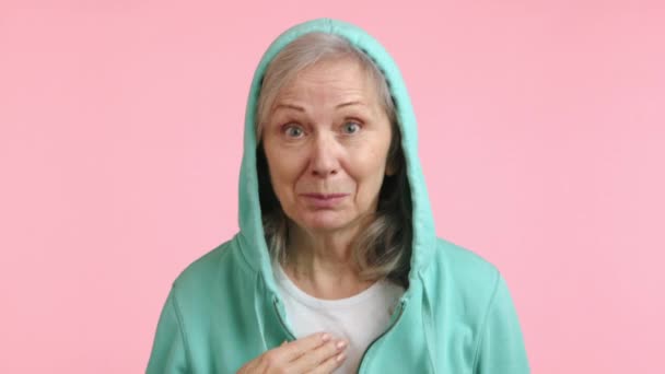 Βίντεο Συλλαμβάνει Την Ευχάριστη Στιγμή Μια Ηλικιωμένη Γυναίκα Μια Κουκούλα — Αρχείο Βίντεο