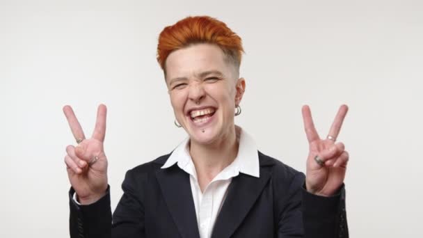 Ένα Ζωντανό Λοατκι Άτομο Υπογραφή Πορτοκαλί Hairstyle Δίνει Αντίχειρες Προς — Αρχείο Βίντεο